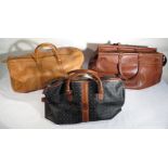 Réunion de 3 sacs de voyage dont 1 Pollini. Larg plus grand 65 cm. -