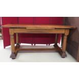 Table en bois naturel. Larg : 158 cm. -