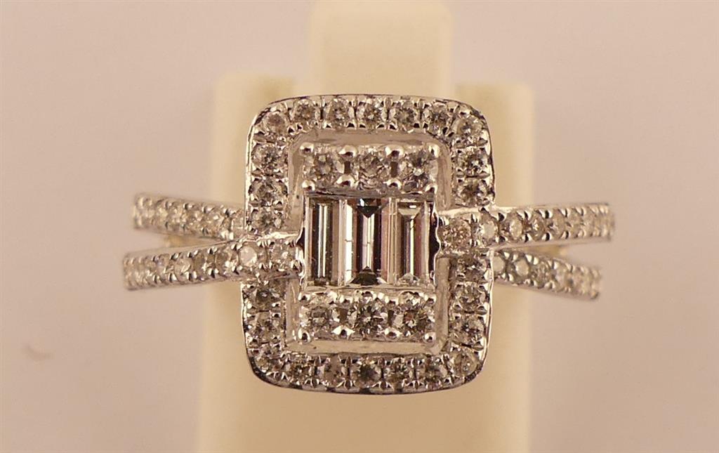 Bague rectangle ajourée or blanc 3g55, sertie en son centre de 3 diamants blancs [...]