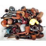 Réunion de pipes diverses (env. 35). Joint briquets Zippo. -