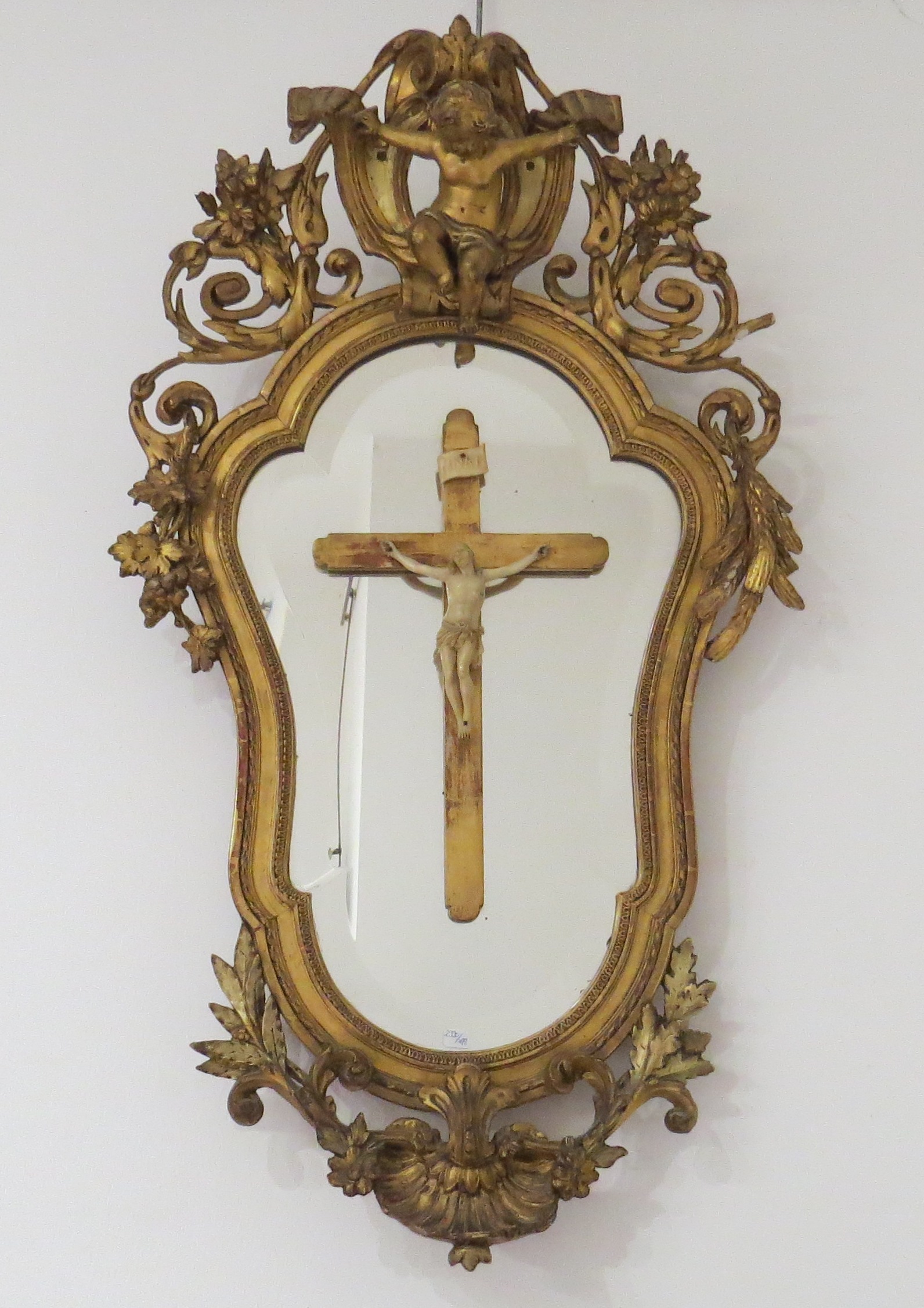 Miroir à fronton en bois et stuc dorsé de style Louis XV. Haut : 85 cm. -