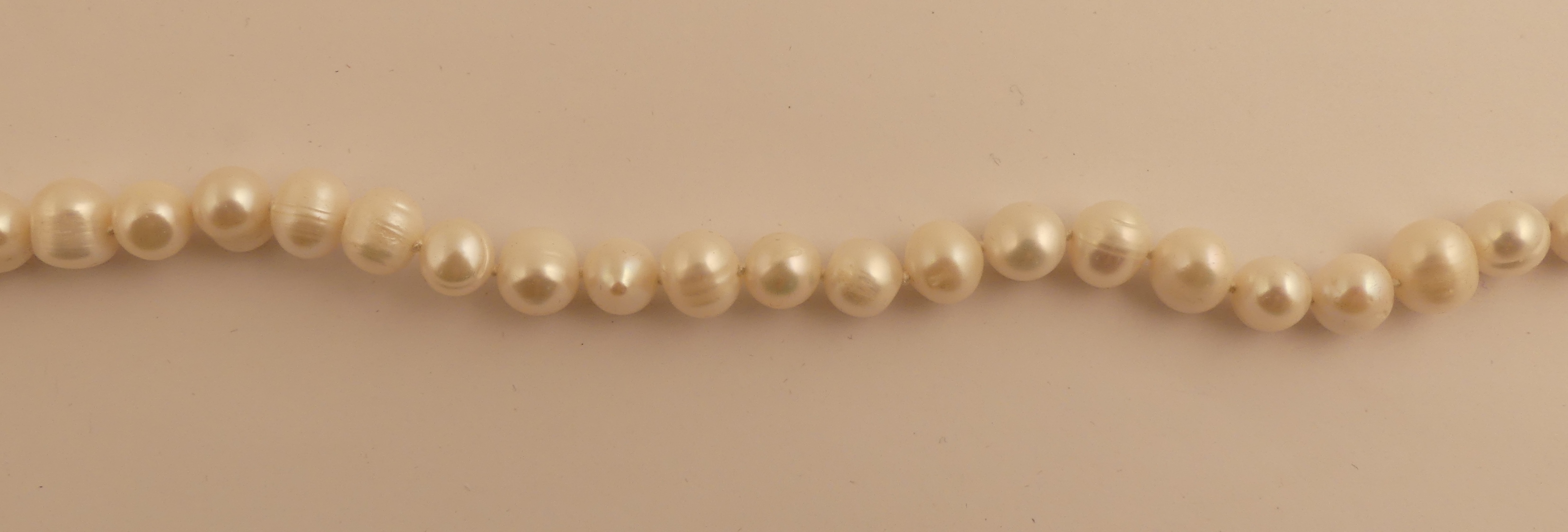 Collier de perles de 9mm nouées. Long : 60 cm. -