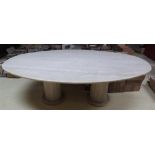 Table en marbre de forme ovale. Piètement colonne. Larg. 218 cm. -