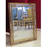 Miroir en bois et stuc doré. Haut : 57 cm. -