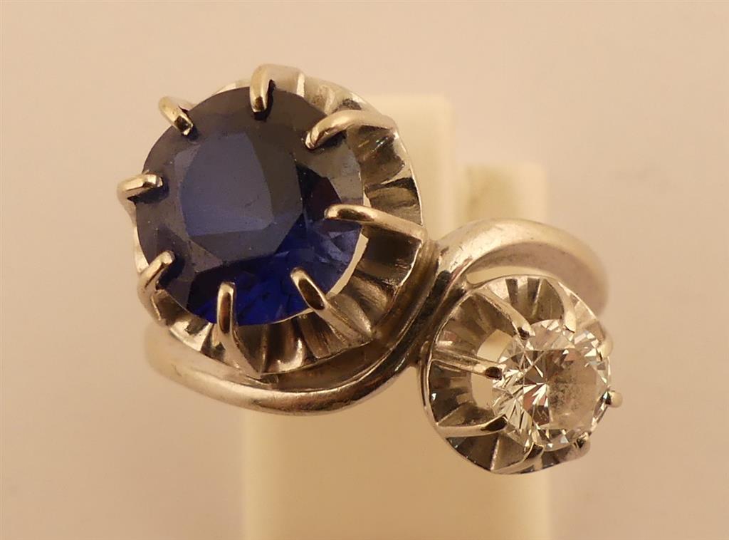 Bague en or blanc sertie d'un diamant de 0.5 carat env. et d'une pierre bleue. TDD. [...]