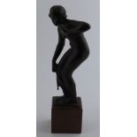 Ecole française.. Jeune femme au bain. Bronze à patine brune. Haut. 16.5 cm hors [...]