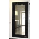 MOSAIQUE, miroir seul noir. Largeur 192 cm. Hauteur 89 cm. Profondeur 9 cm. VENDU [...]