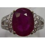 Bague corps en V or blanc 6g55, ornée d'un Rubis taille ovale 4.08 cts agrémenté [...]