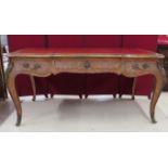 Grand bureau plat en bois de placage de style Louis XV. Garniture de bronze. Larg : [...]