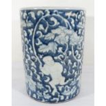 Art d'Asie. Vase en céramique blanc bleu. Haut. 33 cm. -