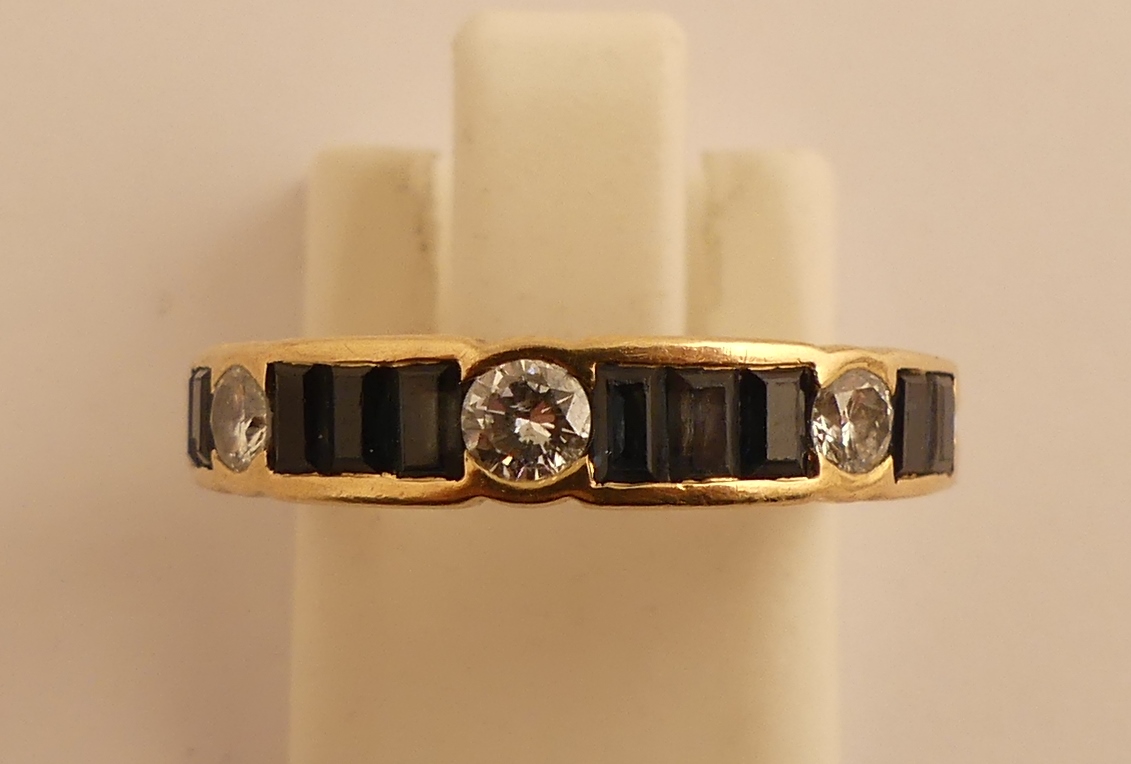 Demi-alliance en or jaune ornée de 3 diamants ronds alternés de saphirs de taille [...]