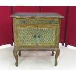 Commode en bois doré et laqué. Larg : 63 cm. -