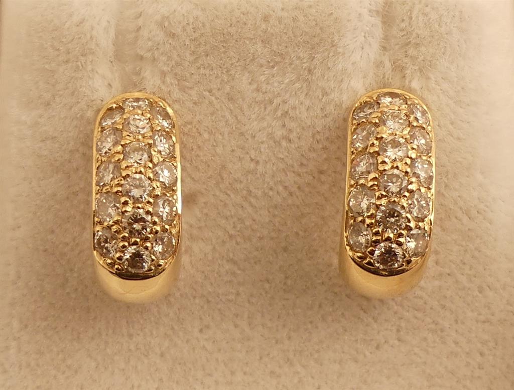 Paire de boucles d'oreilles en or jaune serties de diamants pour 1 carat env. PB. 3g. [...]