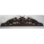 Porte-manteaux en bois naturel à décor animalier. Larg. 100.5 cm. -