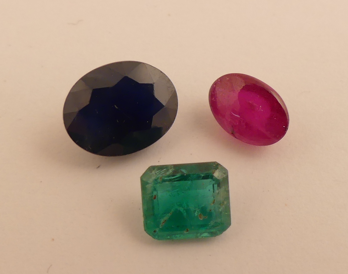 Réunion de 3 pierres précieuses dont saphir de 2.5 carats env. et rubis cabochon. -