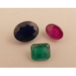 Réunion de 3 pierres précieuses dont saphir de 2.5 carats env. et rubis cabochon. -