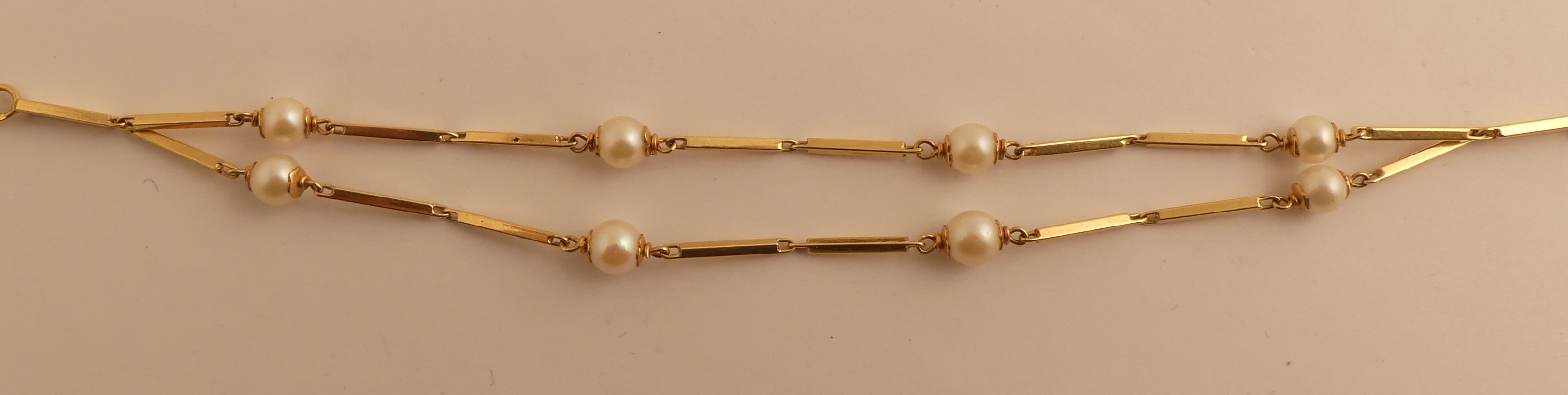 Bracelet en or jaune orné de perles. PB. 6.8g. -