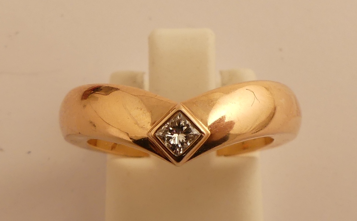 Cartier. Bague en or rose sertie d'un diamant de taille princesse. TDD 51/52. Signée [...]
