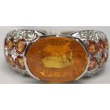 Bague Jonc or blanc 6g80, ornée d'un Grenat Mandarin 3.65 cts (3.63) agrémenté de [...]