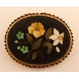 Ancienne broche en or à décor floral en marqueterie de pierres dures. Haut. 52mm. [...]