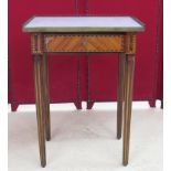 Table volante en bois de placage. Dessus marbre. Ancien travail de style Louis XVI. [...]
