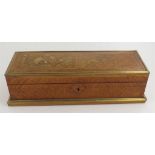 Coffret en bois de placage et marqueterie de laiton et de nacre. XIXe. Larg. 34 cm. -