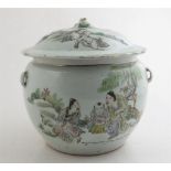 Chine. Soupière en porcelaine à décor de personnages. Haut : 20 cm environ. Diam : [...]