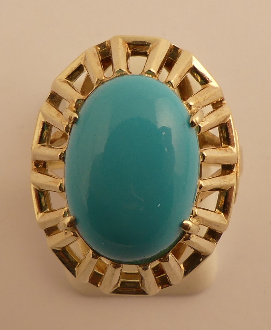 Bague en or jaune 14K ornée d'un cabochon de turquoise. TDD. 55. PB. 5g. -