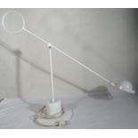 Lampe articulable à poser en métal laqué blanc. 50 x 95 cm. -