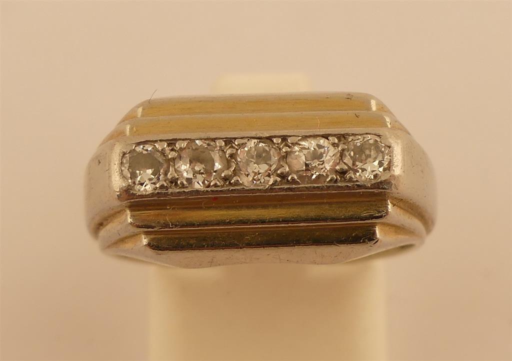 Bague en or et platine sertie d'un rang de diamants. TDD 57. PB. 10.5g. -