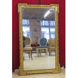 Miroir en bois et stuc doré. Haut : 120 cm. -