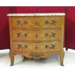 Commode galbée en bois de placage et marqueterie de style Transition. Dessus marbre. [...]