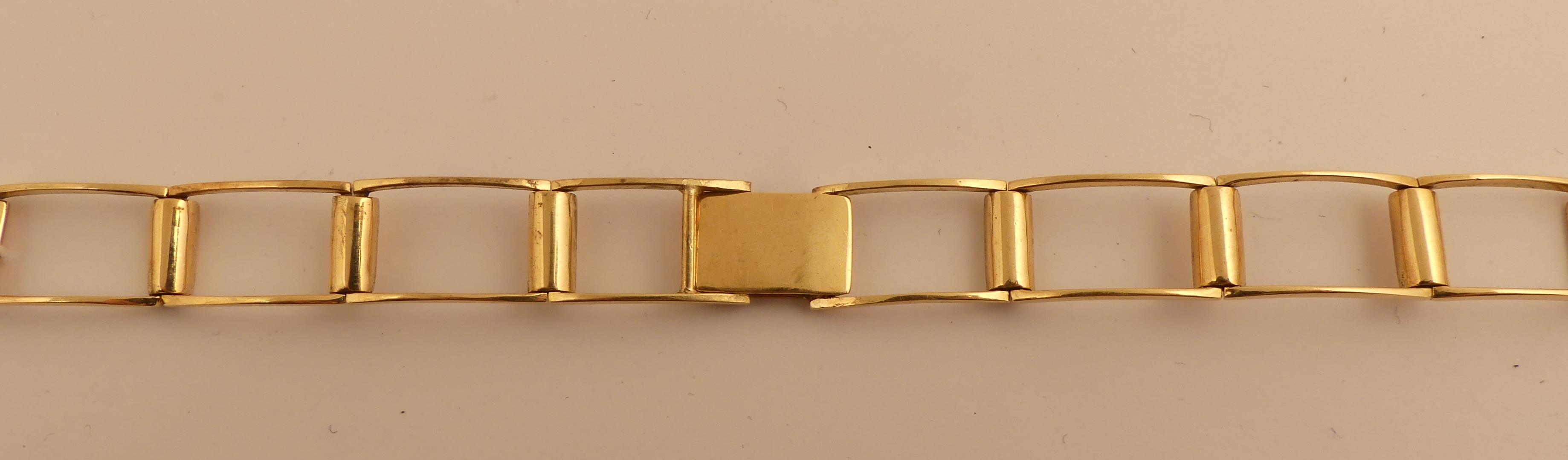 Bracelet de montre en or jaune. Long. 15 cm. Poids. 17.2g. -