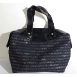 Armani. Sac à main en cuir verni et toile monogrammée. Larg. 35 cm. -