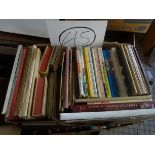 Mannette contenant : environ 80 albums de livres pour enfants. Voir photos. -