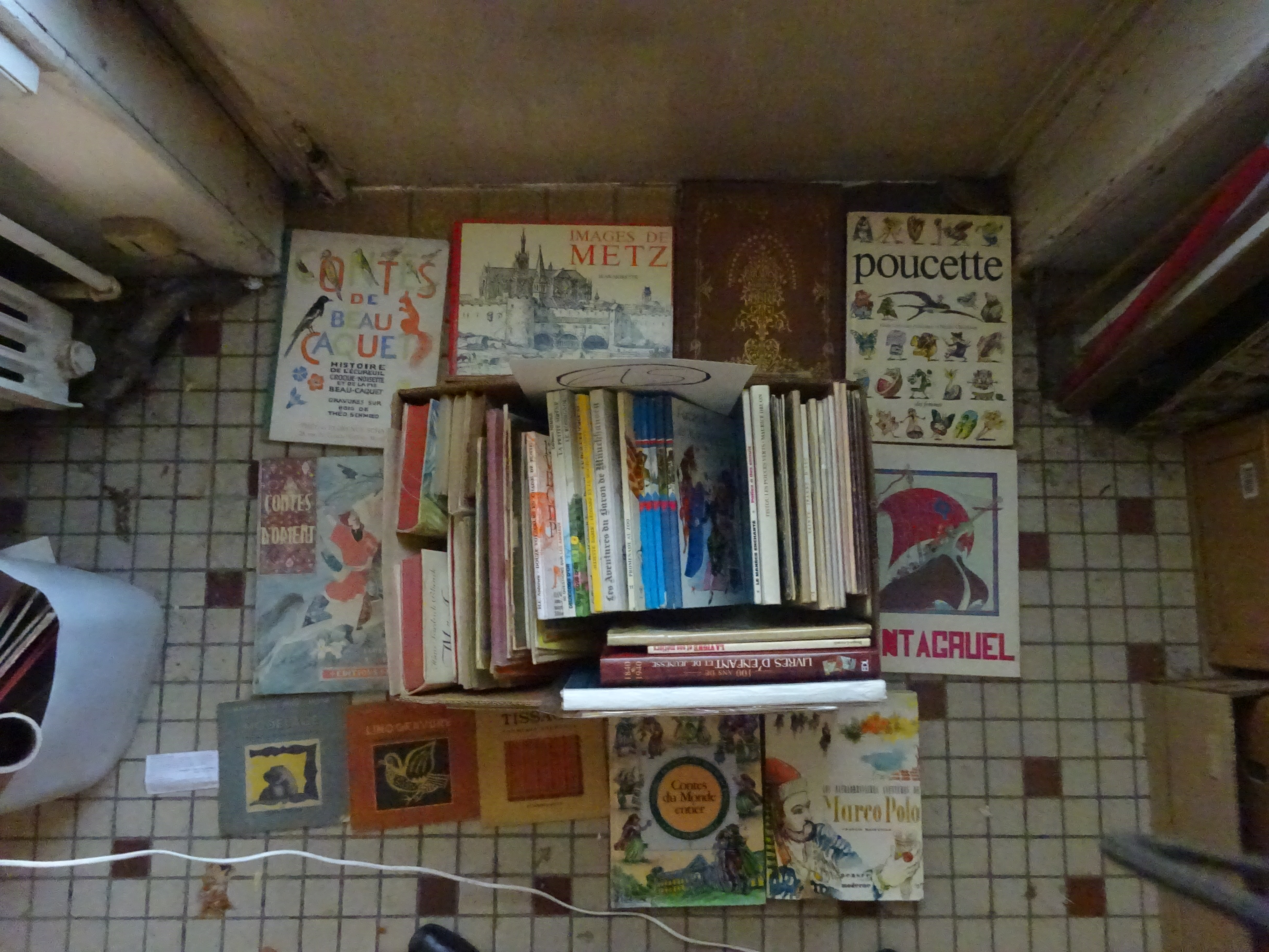 Mannette contenant : environ 80 albums de livres pour enfants. Voir photos. - - Image 2 of 3