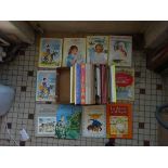 Mannette contenant : 47 albums pour enfants. Voir photos. -