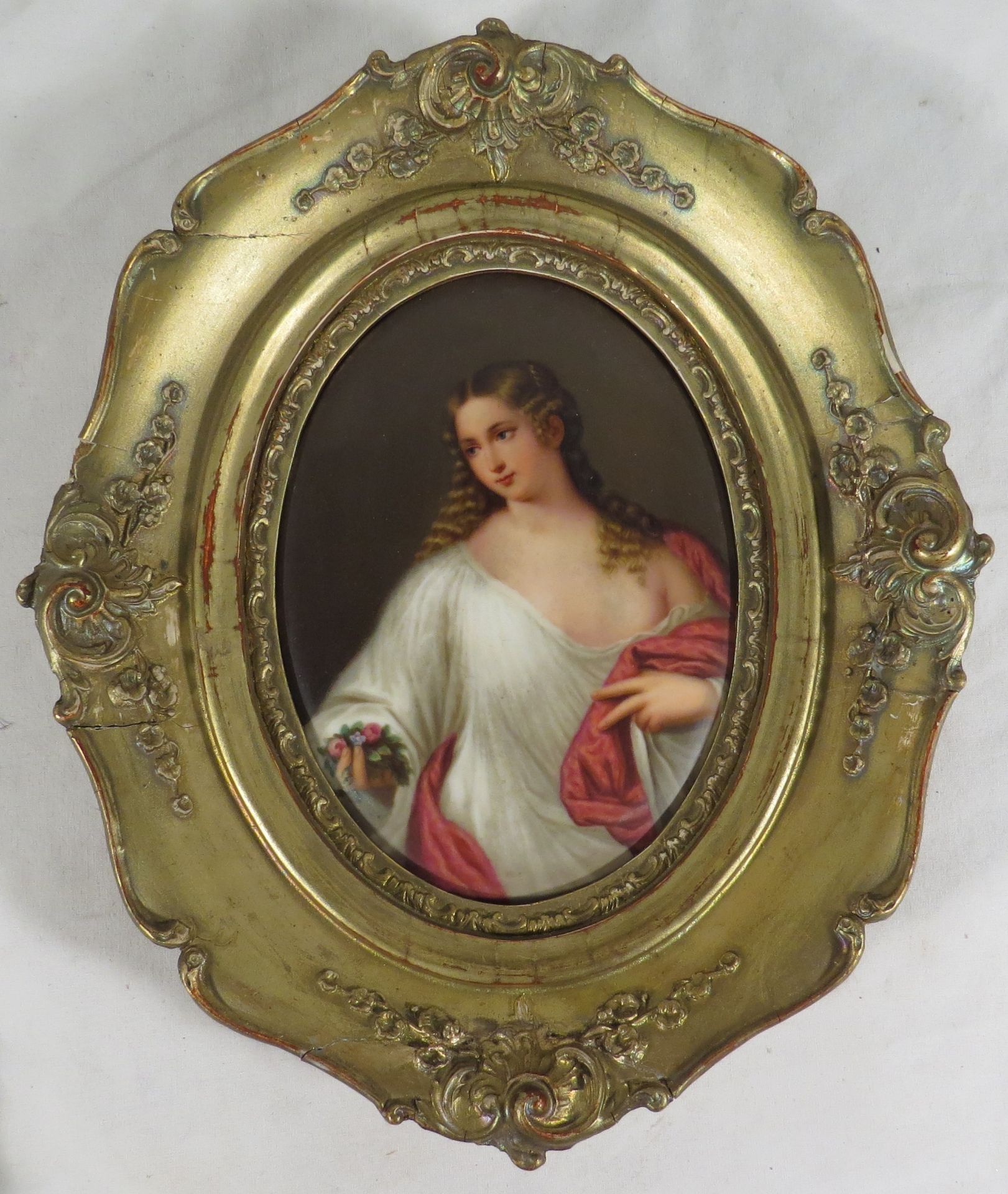 Ecole XIXème. Femme aux fleurs. Miniature sur porcelaine. 17 x 12 cm. Dans un cadre [...]