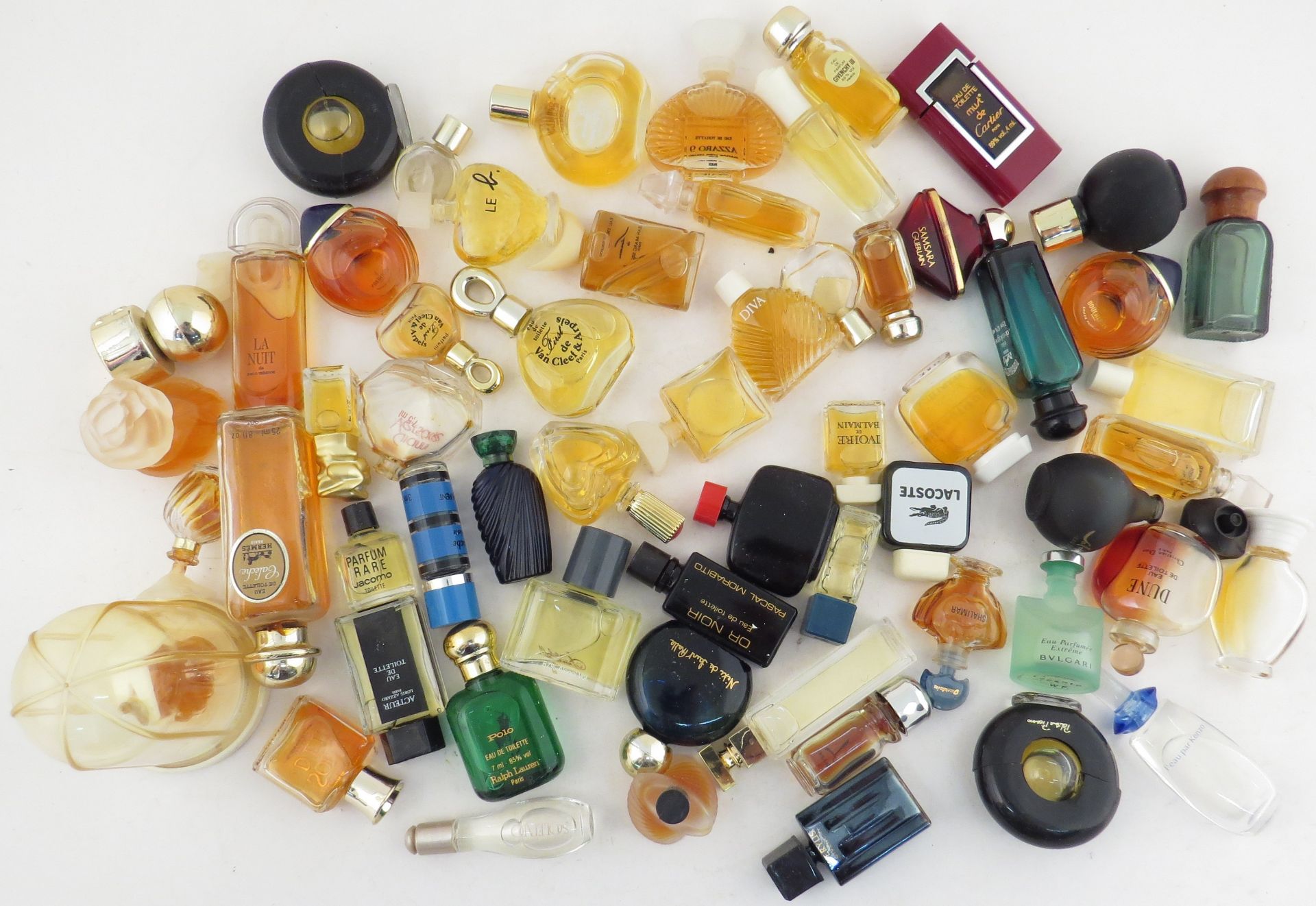 Réunion de miniatures de parfums. -