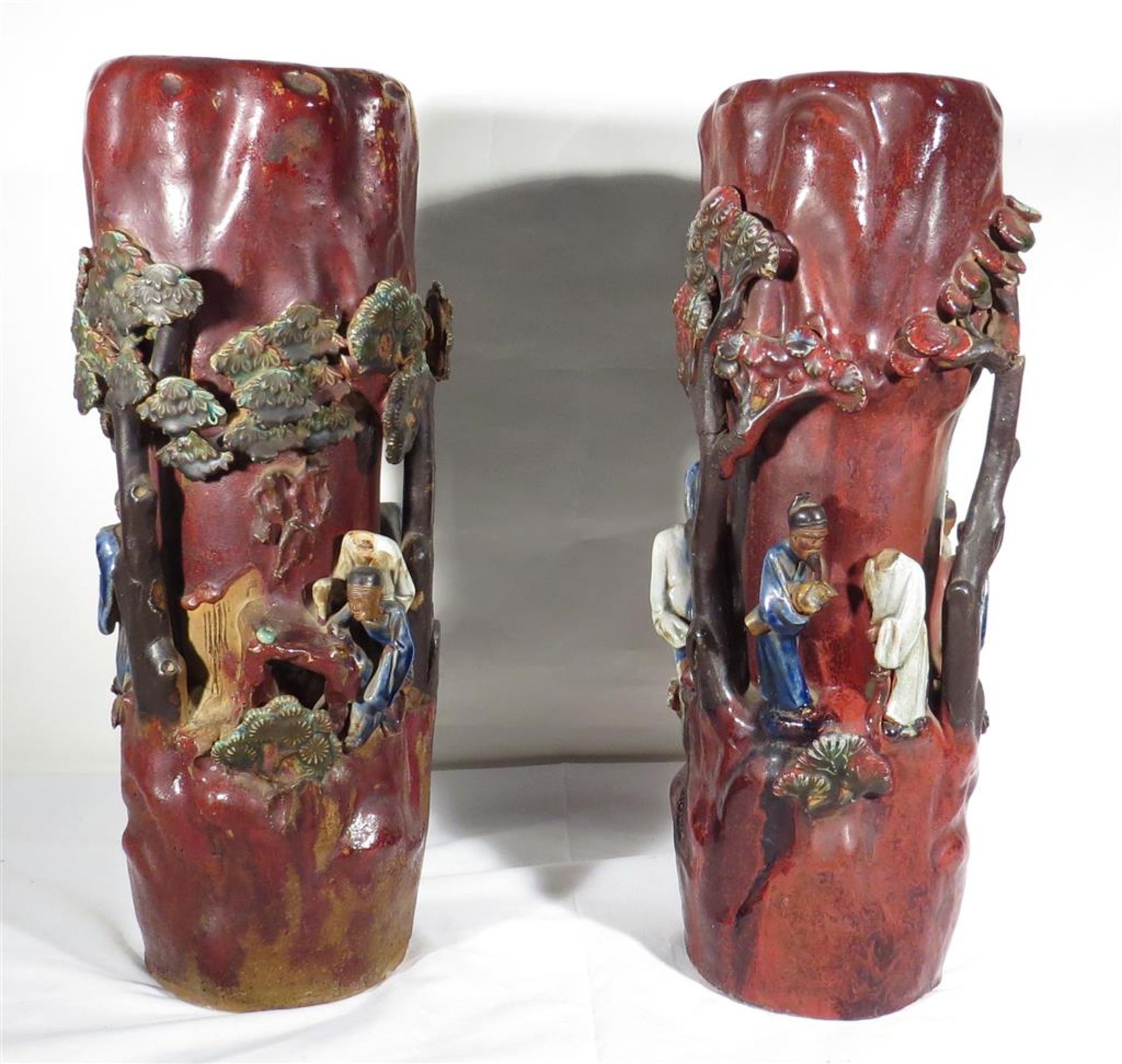 Art d'Asie. Paire de vase en céramique à décor en haut-relief de personnages [...] - Image 2 of 2