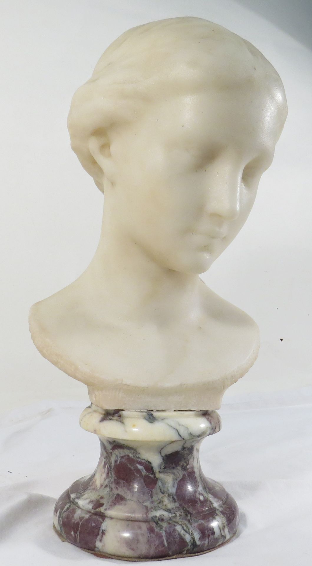 E. Raphael. Buste de jeune fille en albâtre. Piedouche en marbre. Signé. Haut : 41 [...] - Bild 2 aus 3