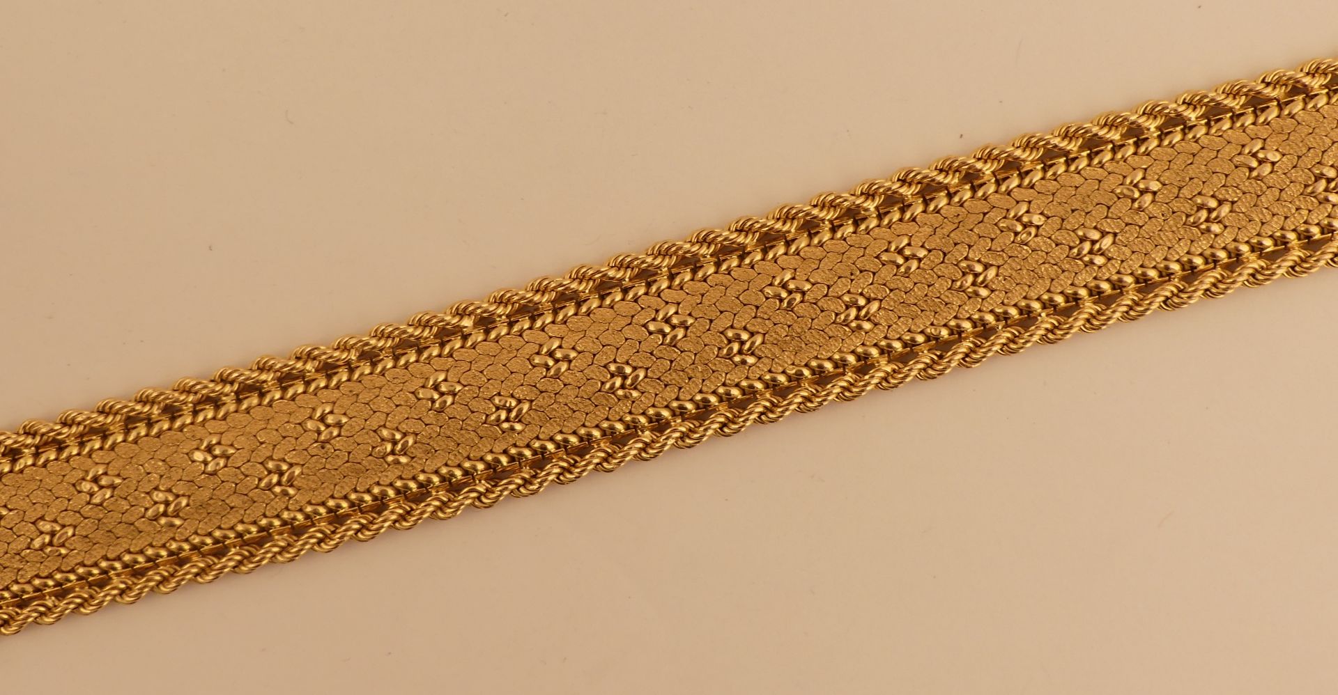 Beau bracelet ruban en or jaune partiellement amati. Long. 20 cm. Poids. 52.7g. -