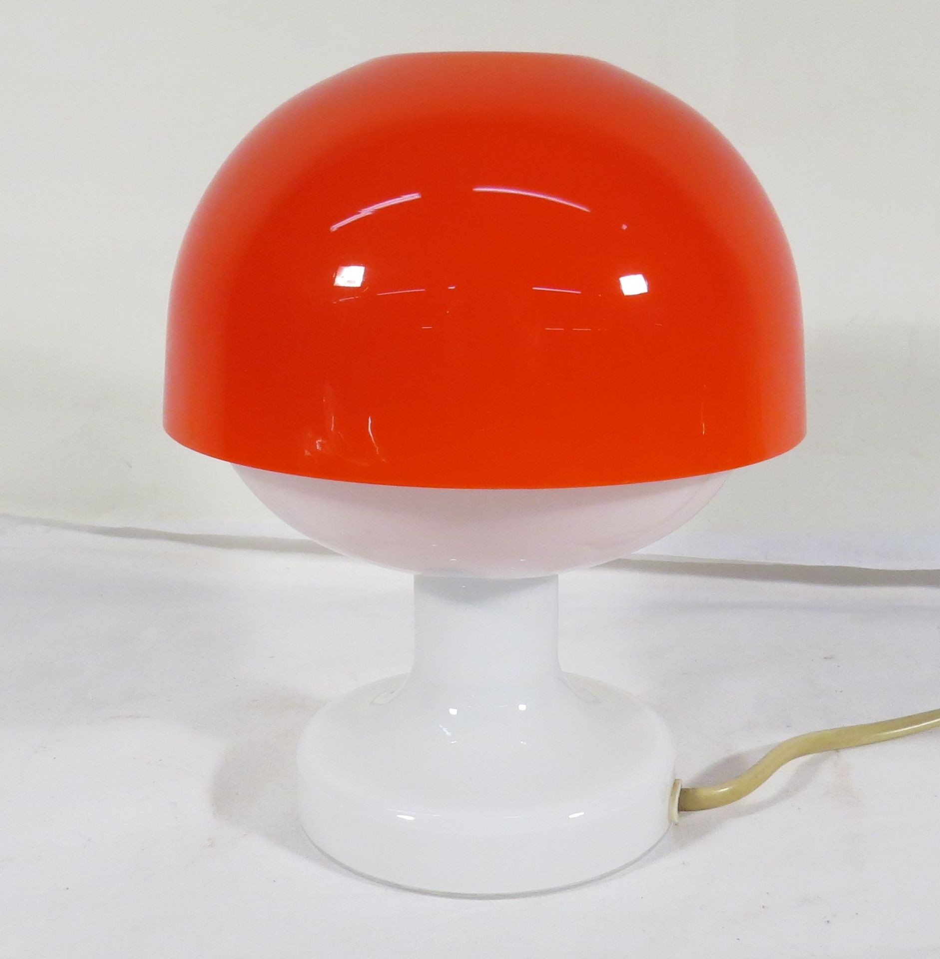 Michael Bang pour Holmegaard. Lampe "bowler" en verre opaliné. Circa 1970. Haut. 20 [...]