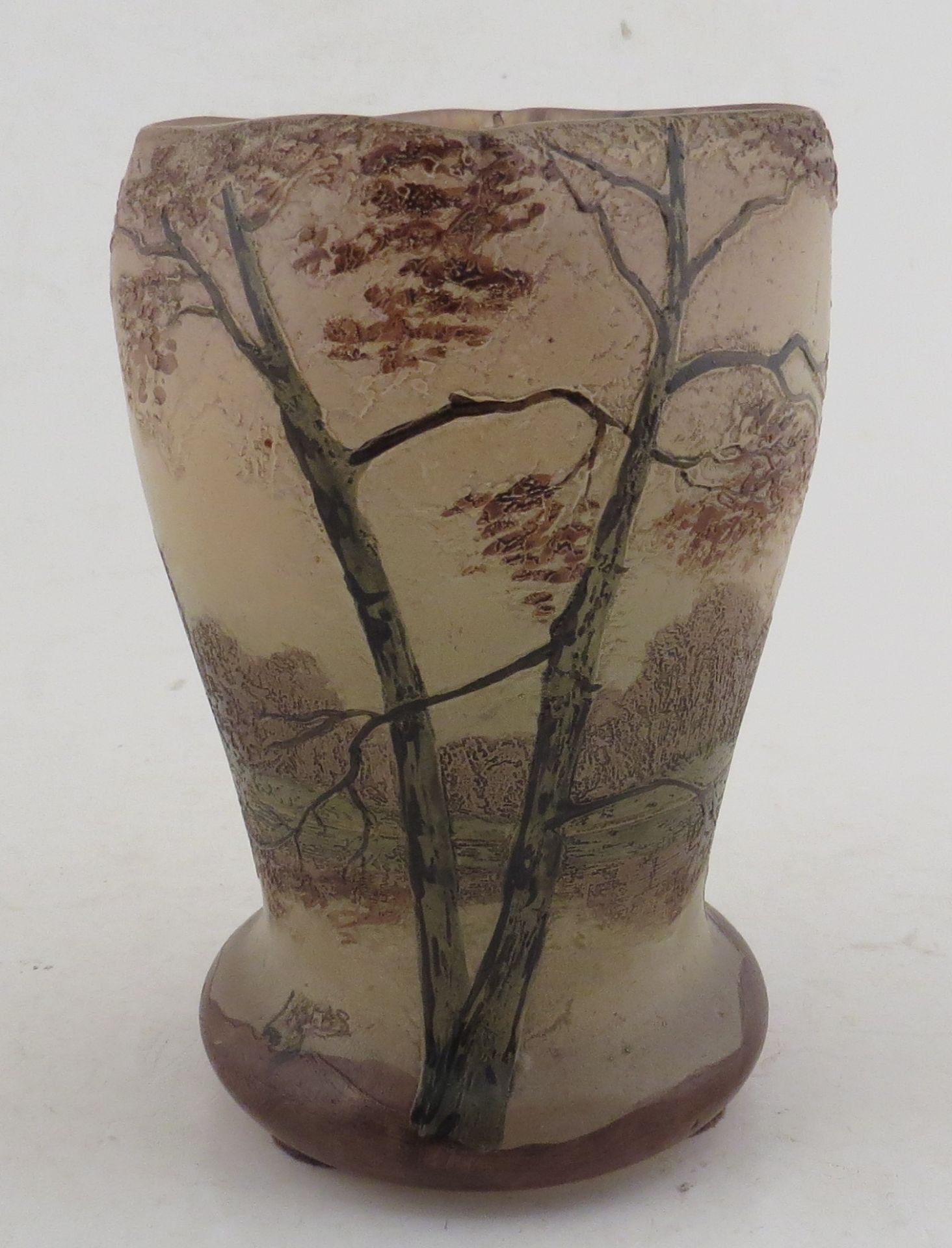 Legras. Vase en verre camé à décor d’un paysage. Signé. Haut : 13 cm. -