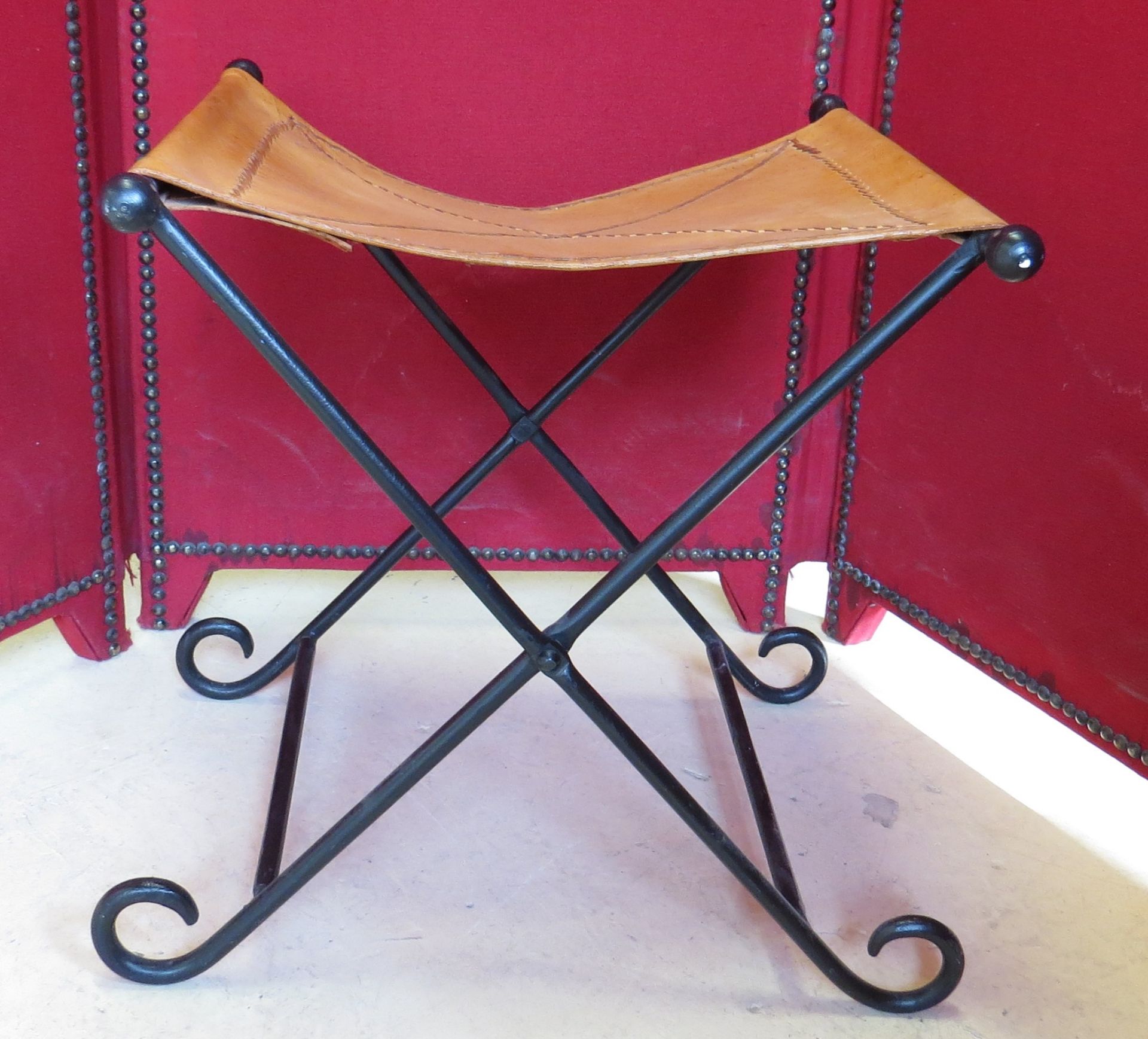 Tabouret curule en fer forgé. Assise cuir havane. - - Bild 2 aus 2