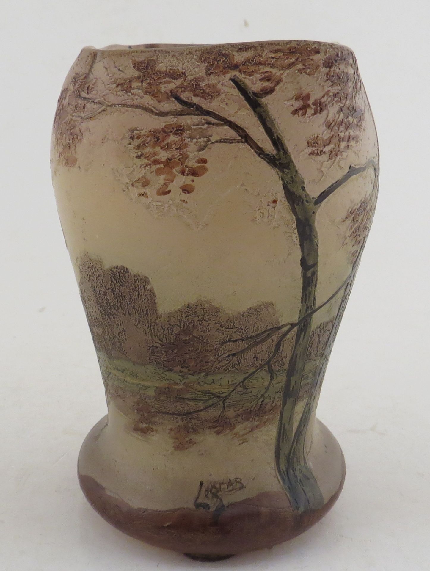 Legras. Vase en verre camé à décor d’un paysage. Signé. Haut : 13 cm. - - Bild 2 aus 4
