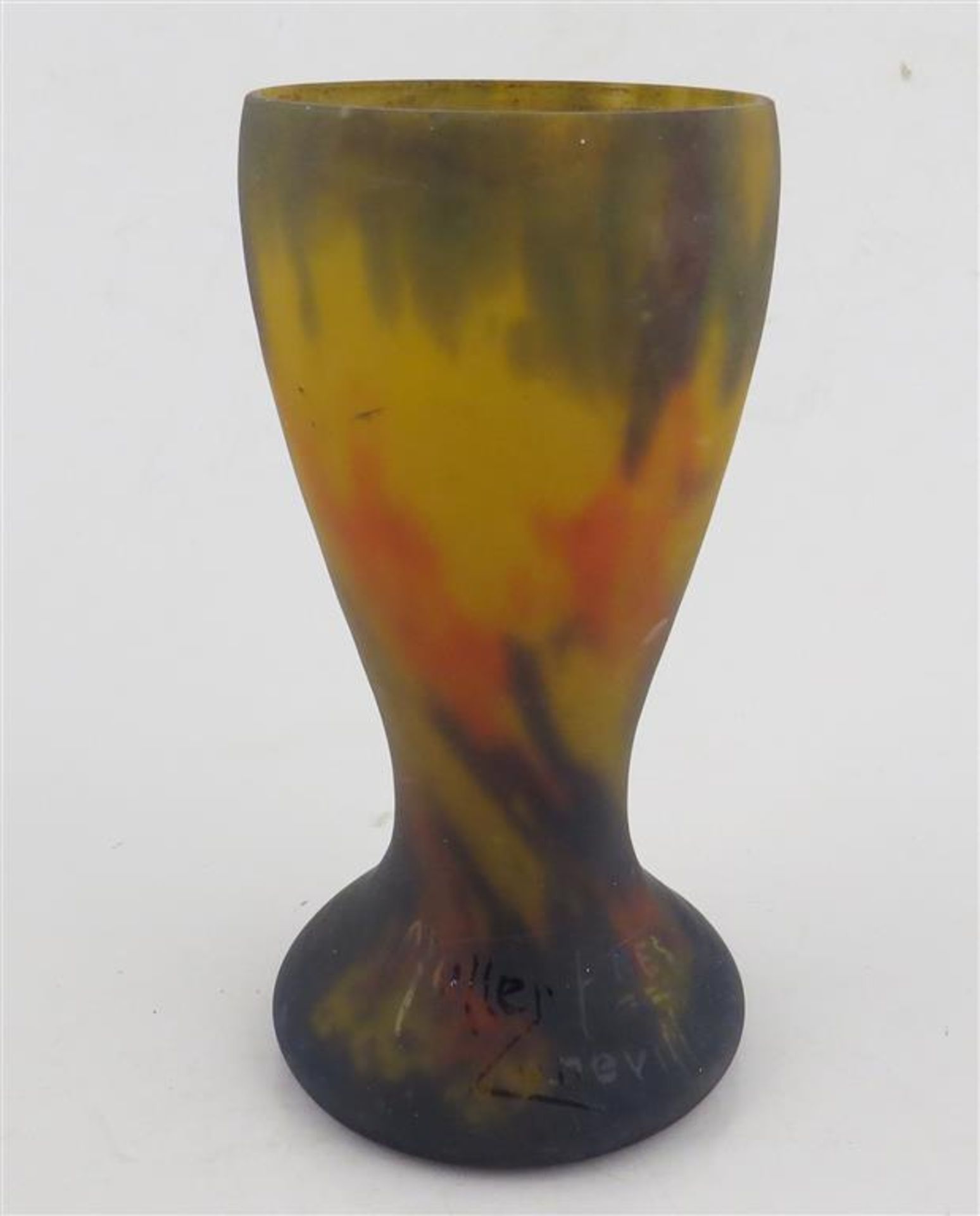 Muller. Lunéville. Vase en verre nuagé. Haut : 13,5 cm. -