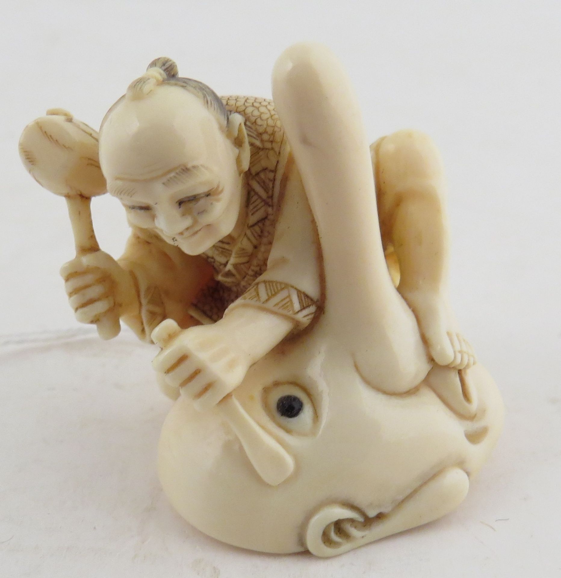 Art d'Asie. Netsuke figurant un sculpteur en ivoire marin. -