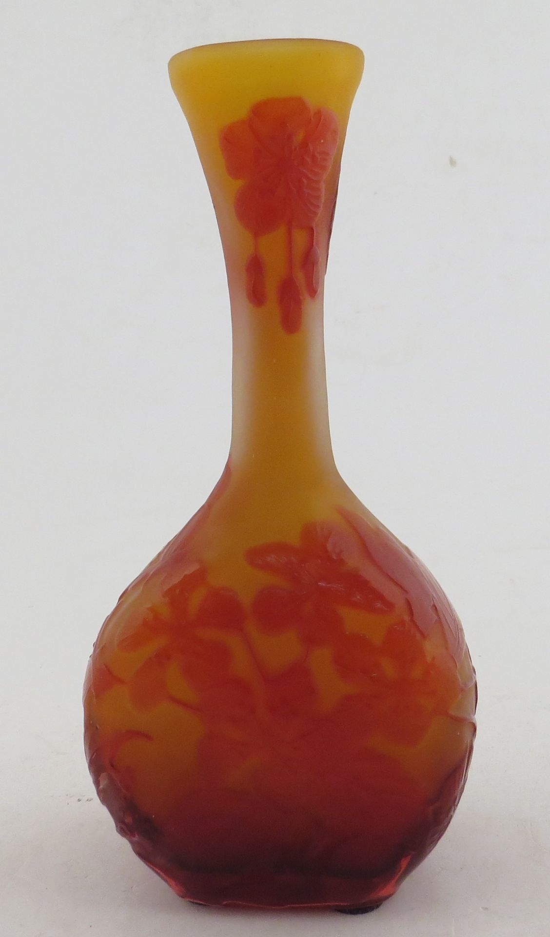 Etablissements Gallé. Vase en verre camé à décor floral. Signé. Haut : 13,5 cm. -