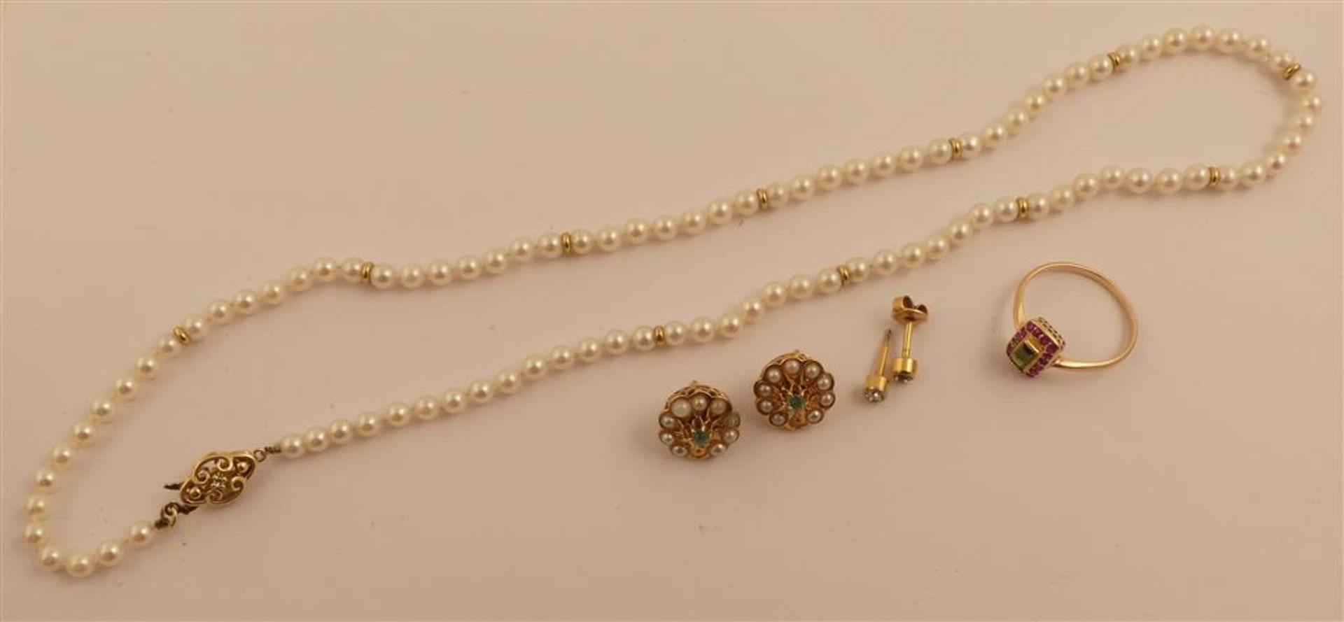 Lot de bijoux en or jaune ornés de pierres et de perles. Joint collier de perles [...]